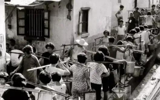 1963年，香港遭特大旱灾，港府向内地求救，不救，香港将是一座死城，中国可趁此要