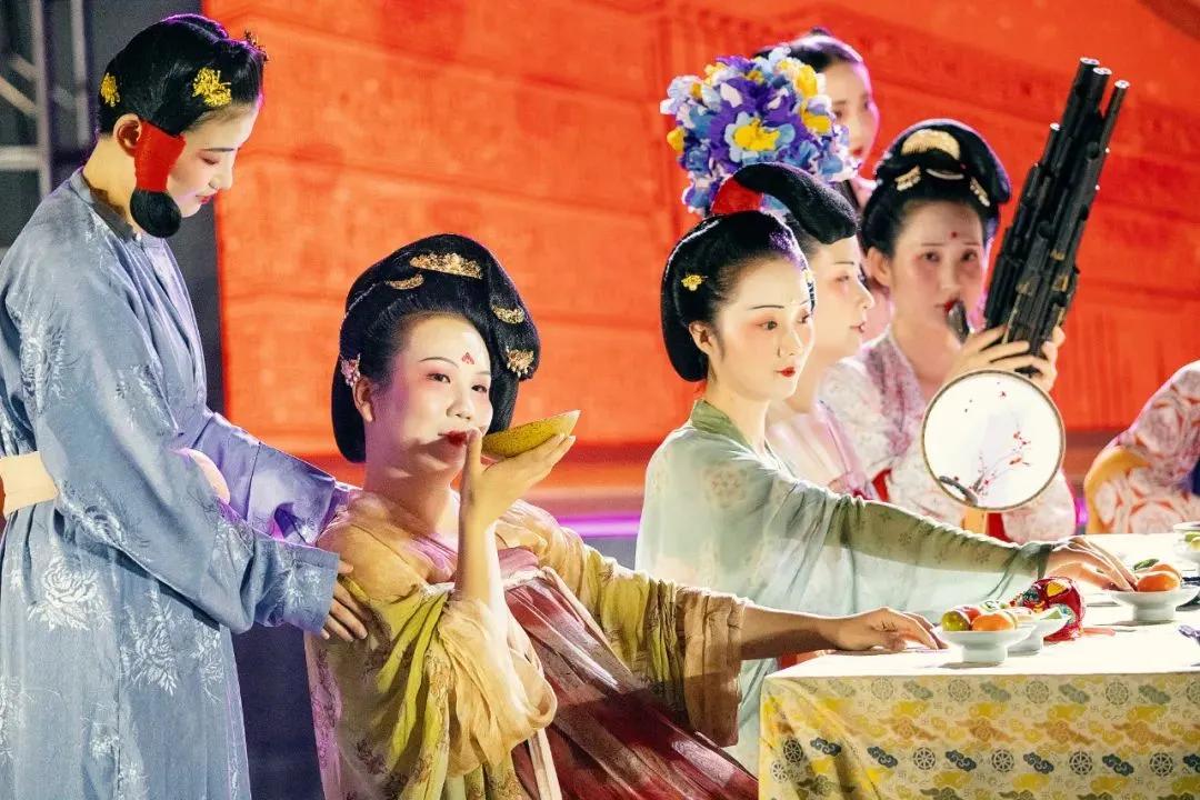 唐代女子真的可以穿着低胸装，如此开放自由吗？永泰公主墓里那幅壁画，宫女低头抱着