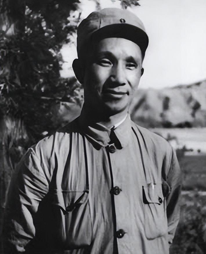 1979年1月，在北京军事学院的大教室里发生这样一幕。一位年过七旬的老人颤巍巍地