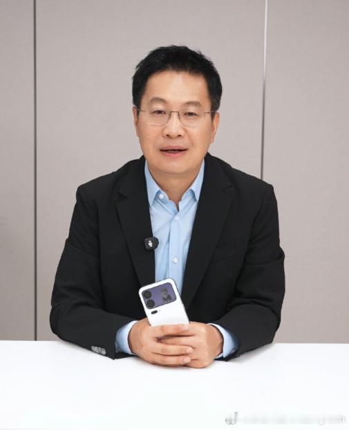 卢伟冰真机上手上手了！小米18Pro这波曝光：四等边直屏、背屏摄像头做平、AI
