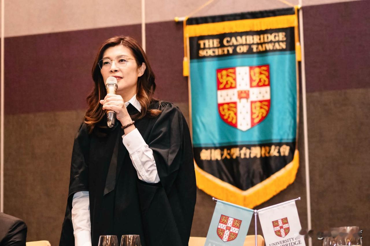 昨晚，郑丽文穿博士服参加剑桥、牛津、哈佛校友会正式晚宴！发文感恩：非常感谢剑桥带
