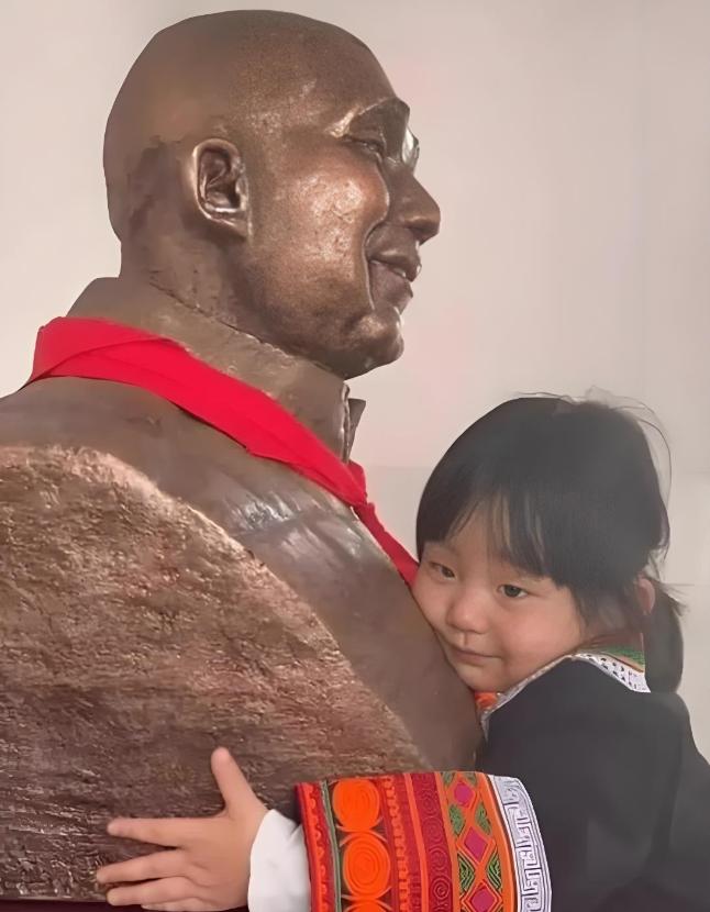 2021年，四川成都1女子带着3岁的女儿到大凉山景区，谁料，两人走到一座石像前，