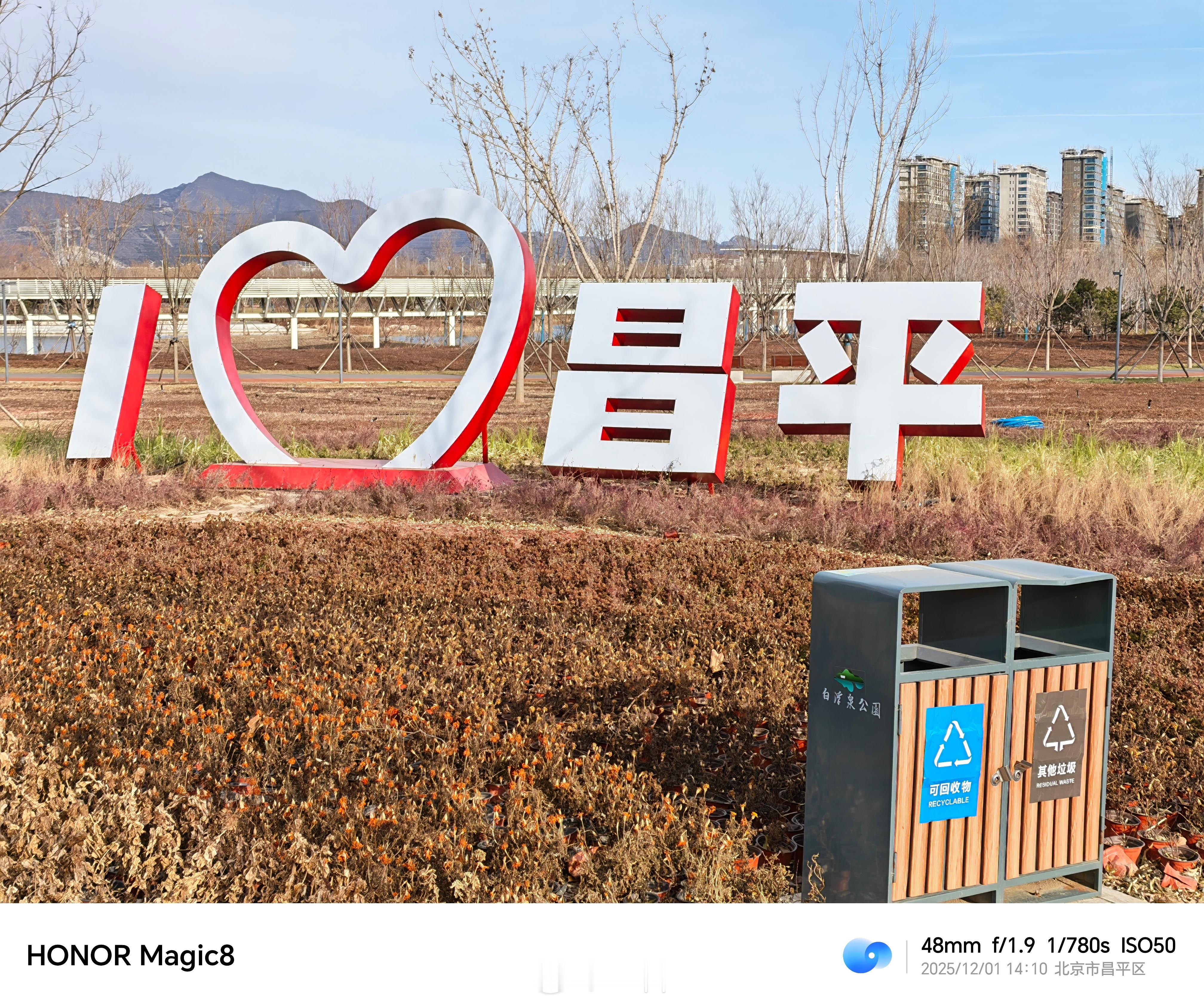 荣耀Magic8系列的AI修图功能确实精准捕捉了用户修图的本质需求——“把照片变