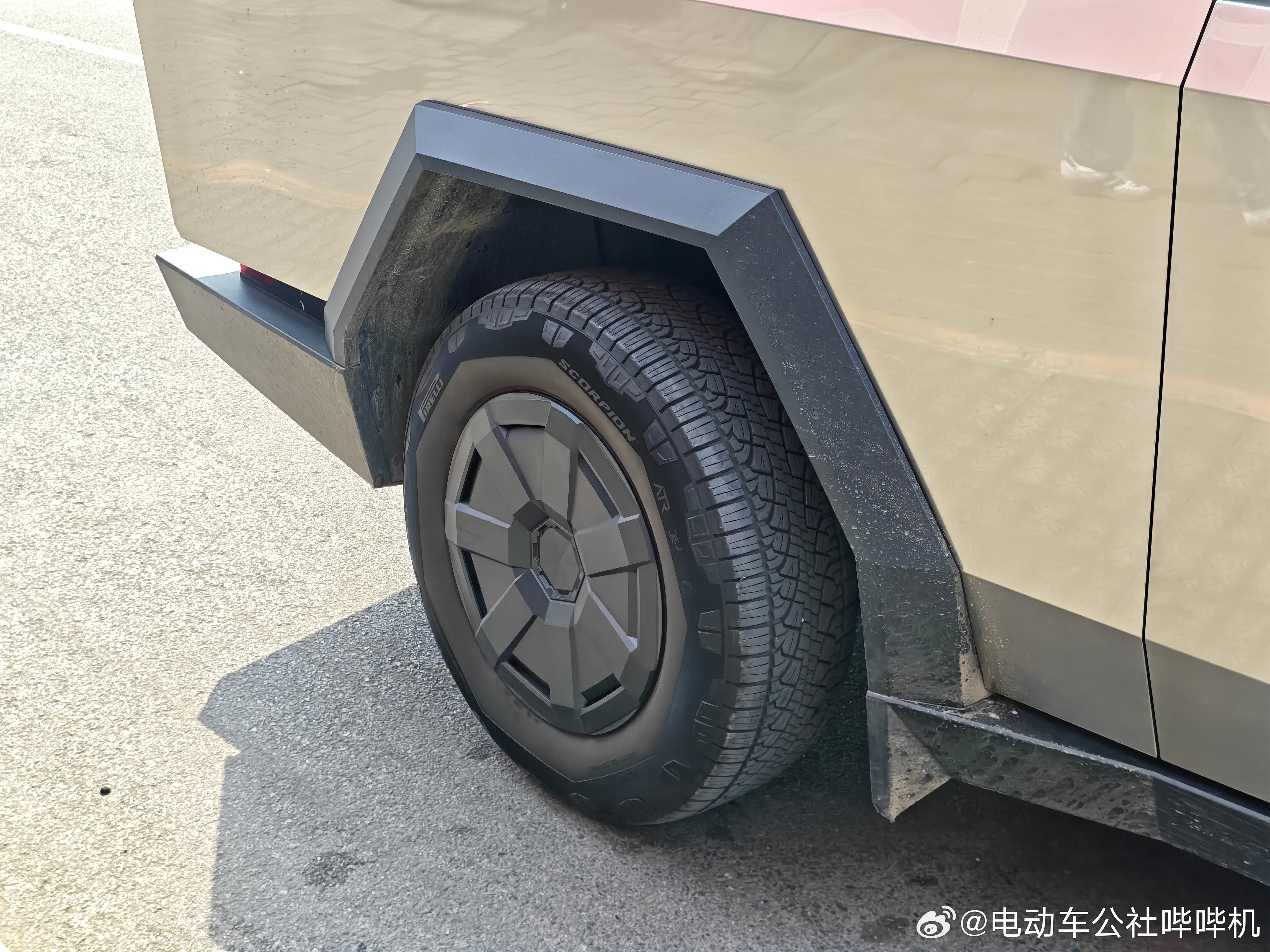 拍了一上午视频，准备吃饭的时候突然发现：这居然有辆Cybertruck！？车主想