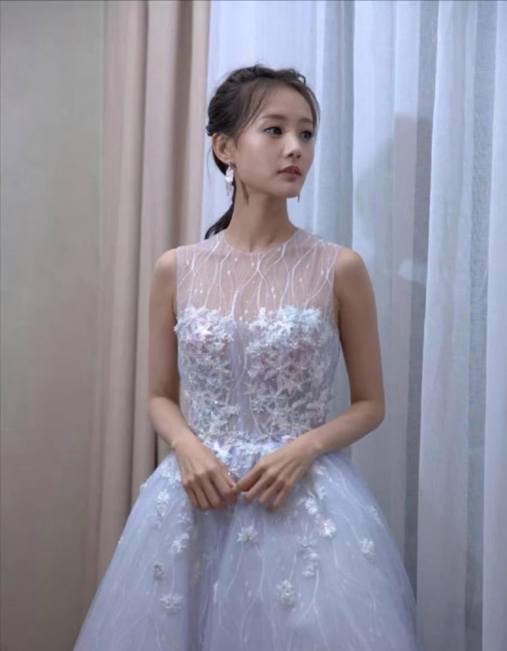 李一桐早期，姐姐的美貌压不住了