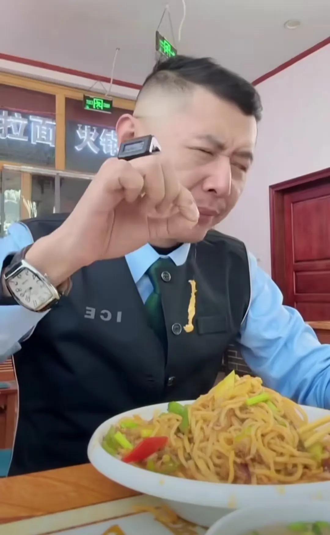 大冰去饭馆吃饭，吃出了一根30厘米长的头发，大冰立刻露出了嫌弃无奈的表情，我原本