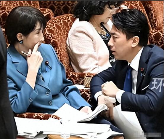 出大事了，高市国会翻车，大臣单膝跪地解围，80万亿投资坑惨百姓 这场闹剧的导