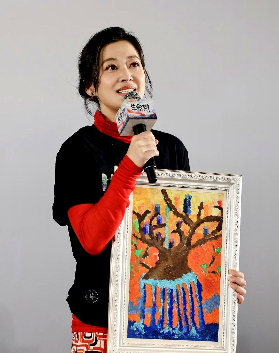 50岁梅婷，一枪干翻了整个医美圈。单手勒马，眼神里全是杀气，举枪就射。这不