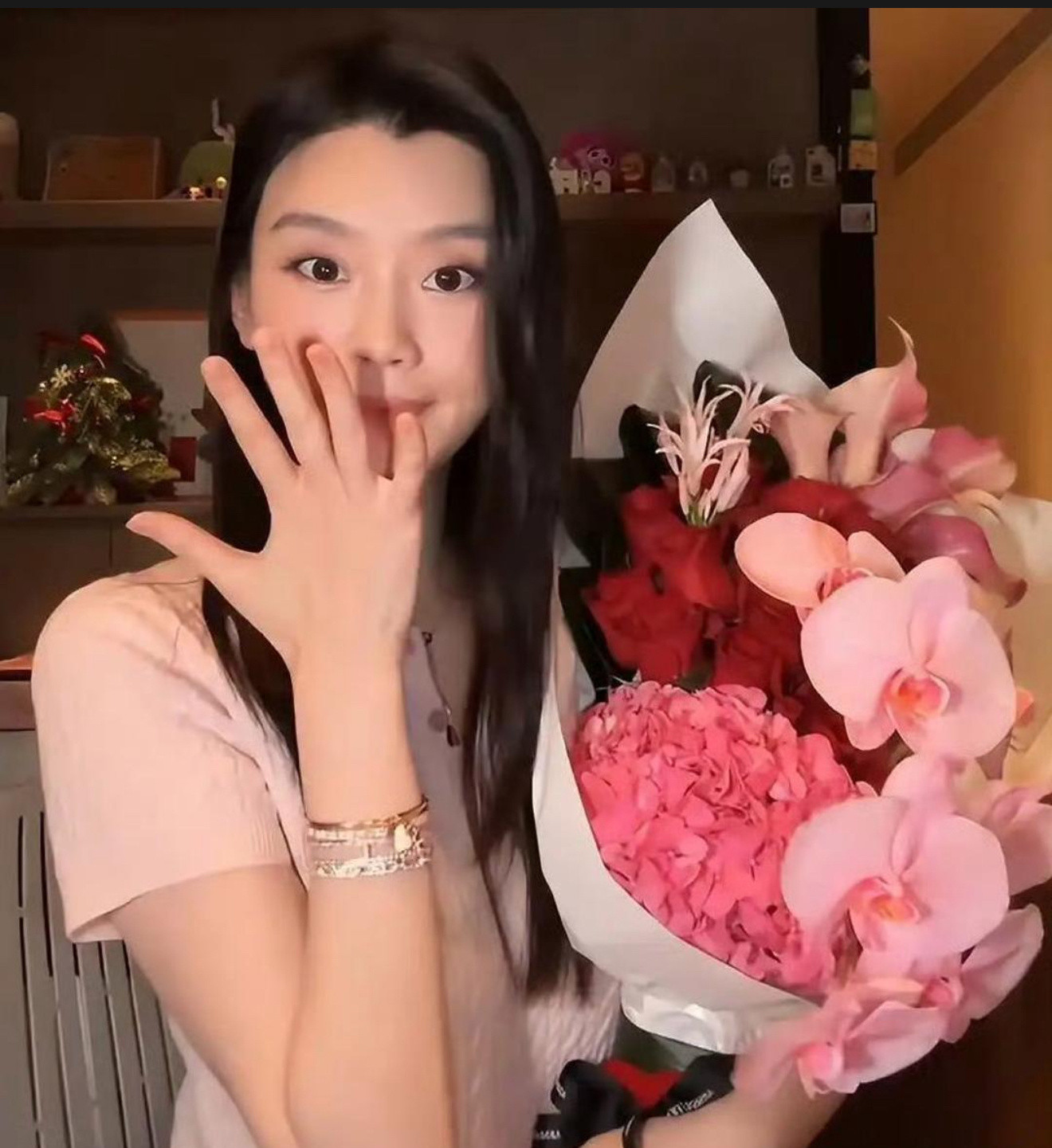 奚﻿梦瑶素颜‏出镜，忍﻿‎不住感叹，一只手竟然能戴5条﻿﻿钻石手‏链