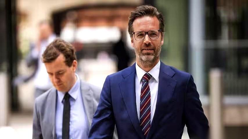 五年前，这哥们儿因为嘴欠，被咱们直接拉黑，连国门都不准进。今天，他带着17家企