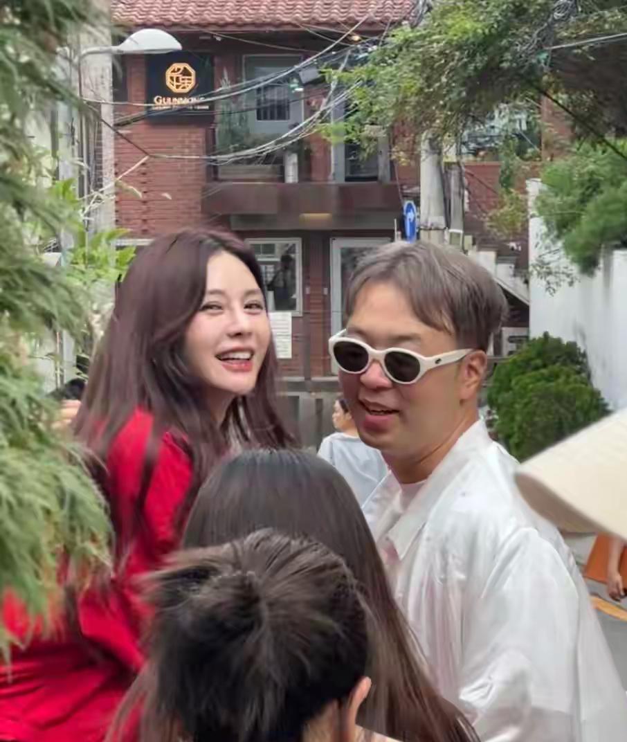 网友在韩国街头偶遇沈梦辰杜海涛夫妇，这画面太真实了！杜海涛顶着一头灰白色“奶奶头