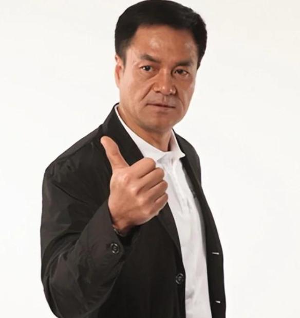 1994年，王志文撅走了尤勇智的女朋友许晴，尤勇智痛哭流涕来到葛优家说:“兄弟，