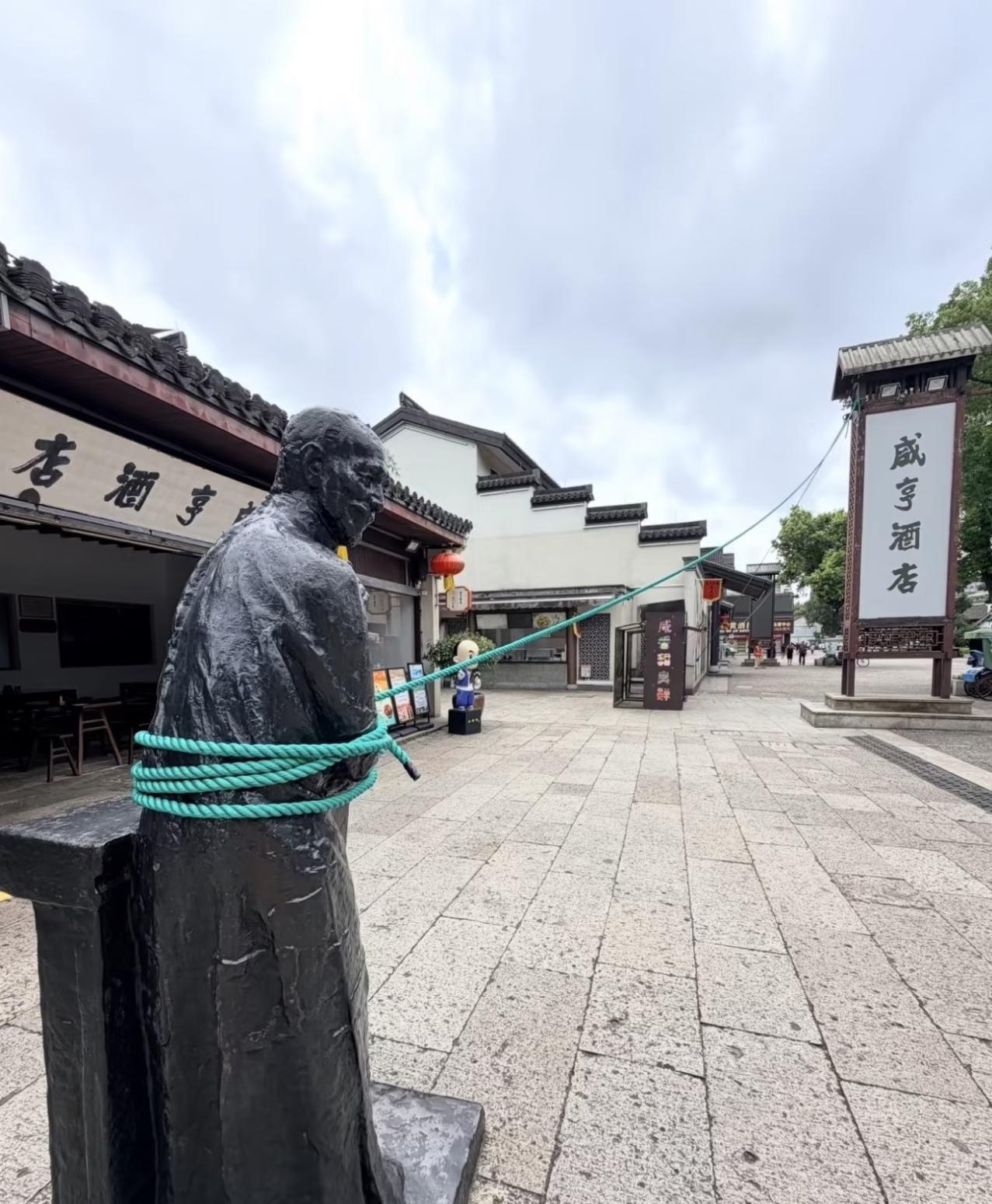 谁说杭州人不尊重台风巴威了？瞧瞧那阵仗！台风快来了，大家立马行动起来。超市里矿