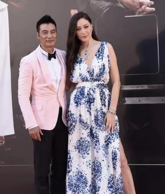 1997年，任达华和名模琦琦签了份婚前协议。协议内容就三条：不生孩子，不买房，