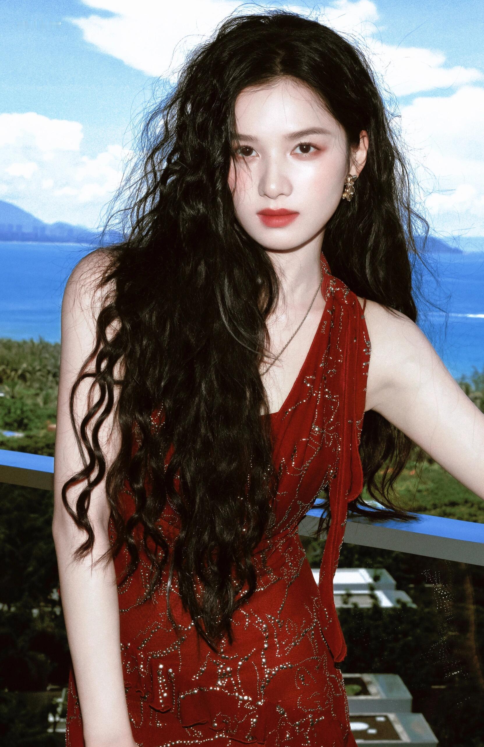 张婧仪不是吧姐，你怎么美成这个样子了！！红色真的太适合了[赢