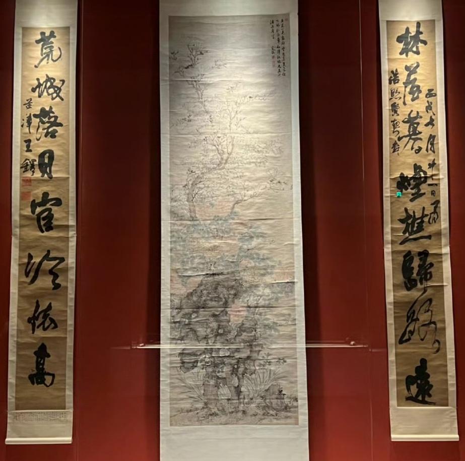 陈淳《玉堂富贵图》，纵323厘米，横98厘米，纸本设色。款识：名花一见众群空，芍