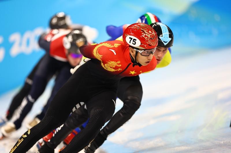 意大利当地时间2月12日晚，米兰滑冰馆见证了一场精彩的短道速滑男子1000米A组