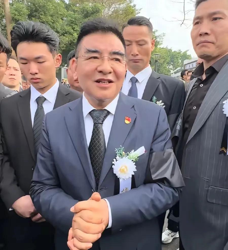 陈光标在梁小龙的葬礼上发飙了，港澳台明星们集体汗颜。他一字一句地说：港澳台明星