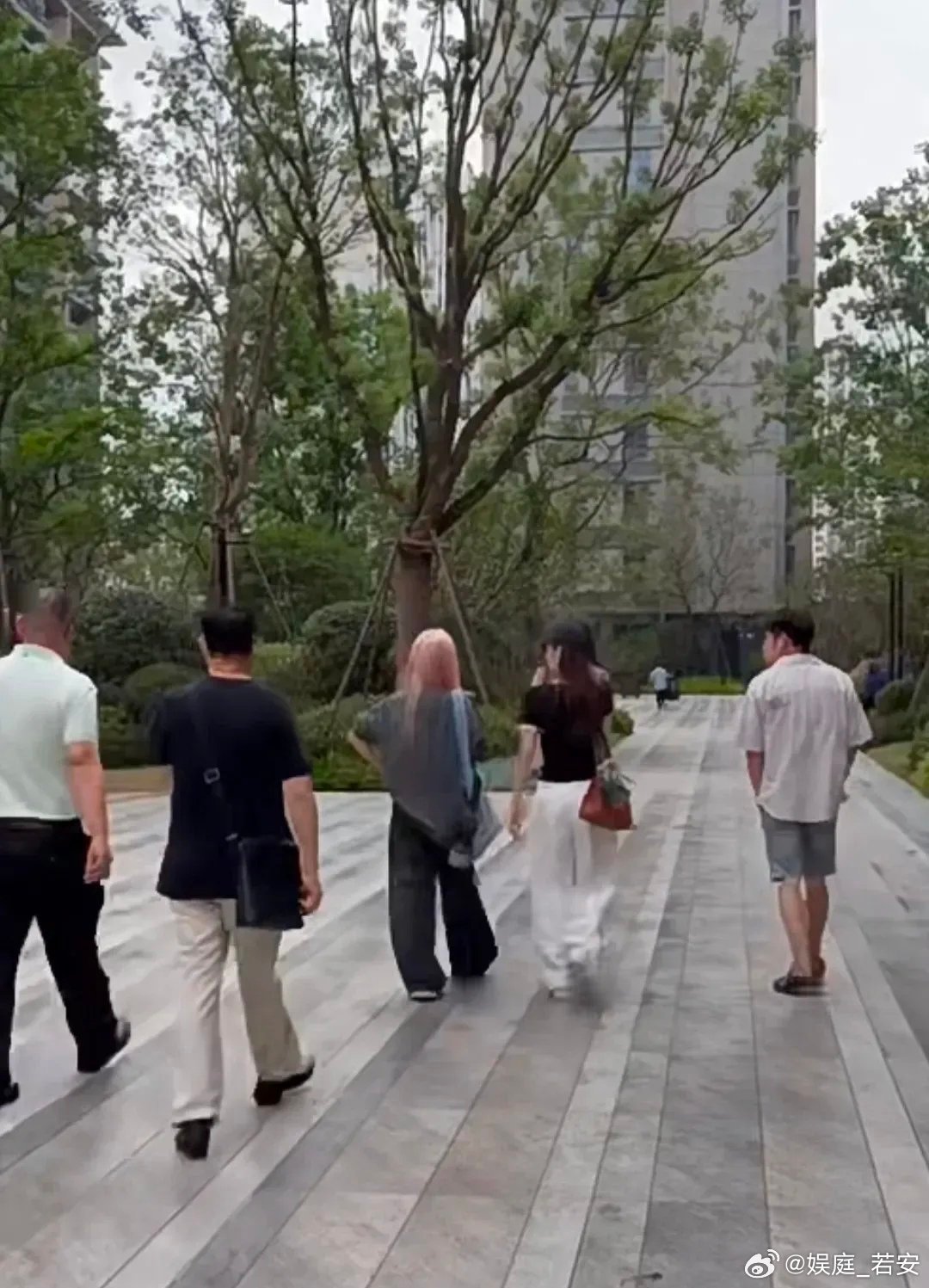 #郭富城老婆方媛上海看房子##方媛上海看豪宅#上海的豪宅，不是一般人能买得起的，郭富城对她也确实不错