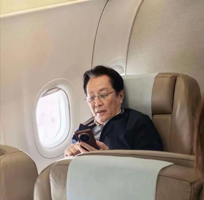 假如在飞机上碰到他，你会喊他什么名字？是唐国强老师？还是诸葛丞相？或是毛主席？