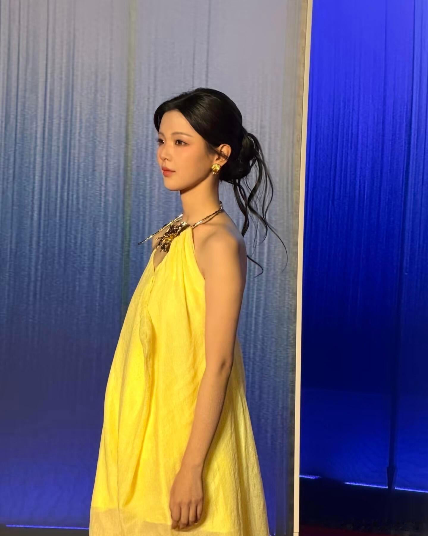 杨超越穿着洞洞鞋就出片了杨超越穿洞洞鞋就出片？这叫“真美女不挑鞋，只有脸在发光”