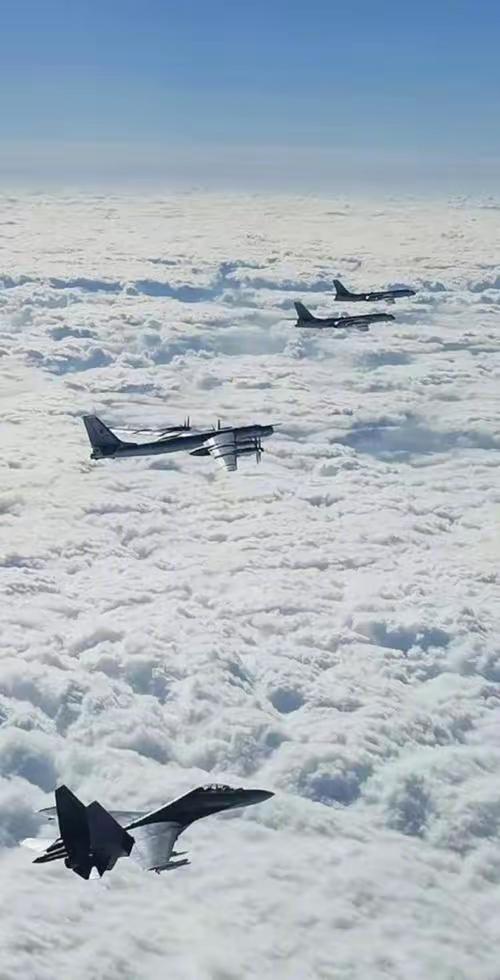 中俄联合巡航亮剑东海，朝方力挺彰显硬气，对日释放强烈信号12月9日，中俄战