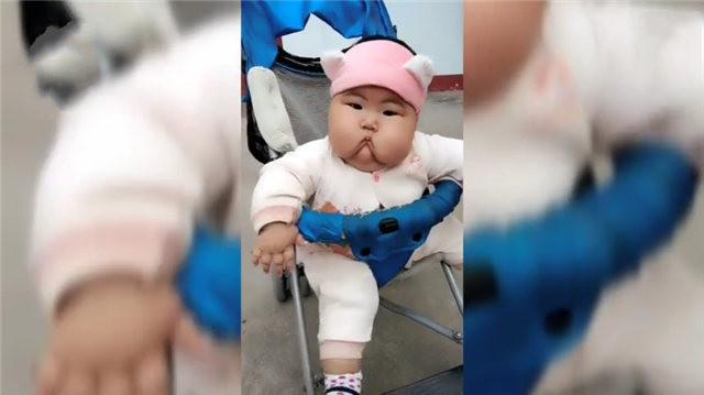 6个月宝宝重40斤, 奶奶觉得可爱, 妈妈担心他睡着出意外