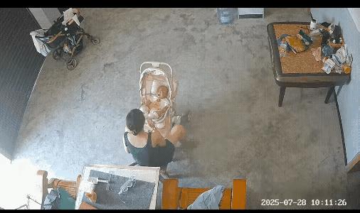 “这女人太坏了！”邻居来家里玩，期间孩子妈妈到屋里去了，邻居则坐在椅子上看着孩子