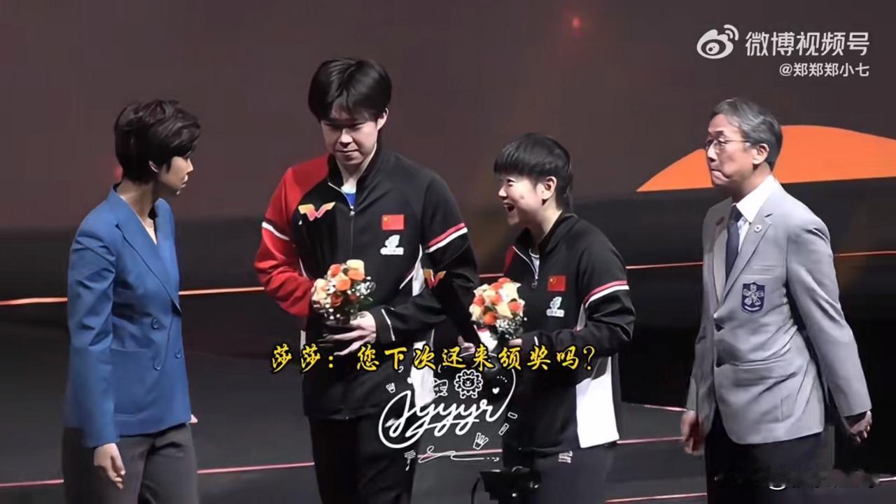 莎莎这一刻：让人感觉好心酸！可能很少人注意到这一刻：混双亚军颁奖时，颁奖人