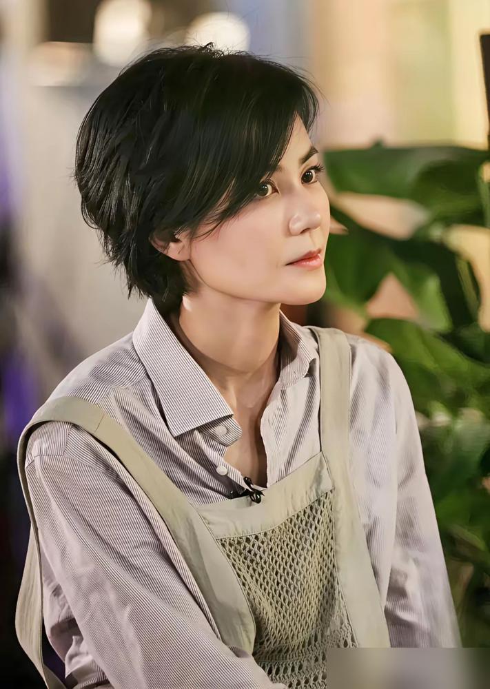 我朋友刚从澳洲回来，撞见张柏芝送儿子上学，一个细节戳破了谢霆锋10年的体面谎言。