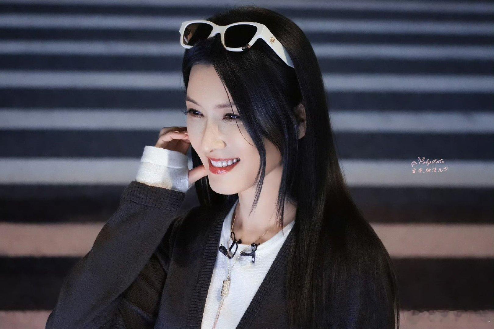 徐洁儿出道20年第一次被应援注水旗徐洁儿老来得粉徐洁儿第一次收到注水旗应援，特殊