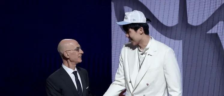 杨瀚森摇钱树啊《华盛顿邮报》今日撰文详细报道了杨瀚森，自选秀以来，开拓者的零售