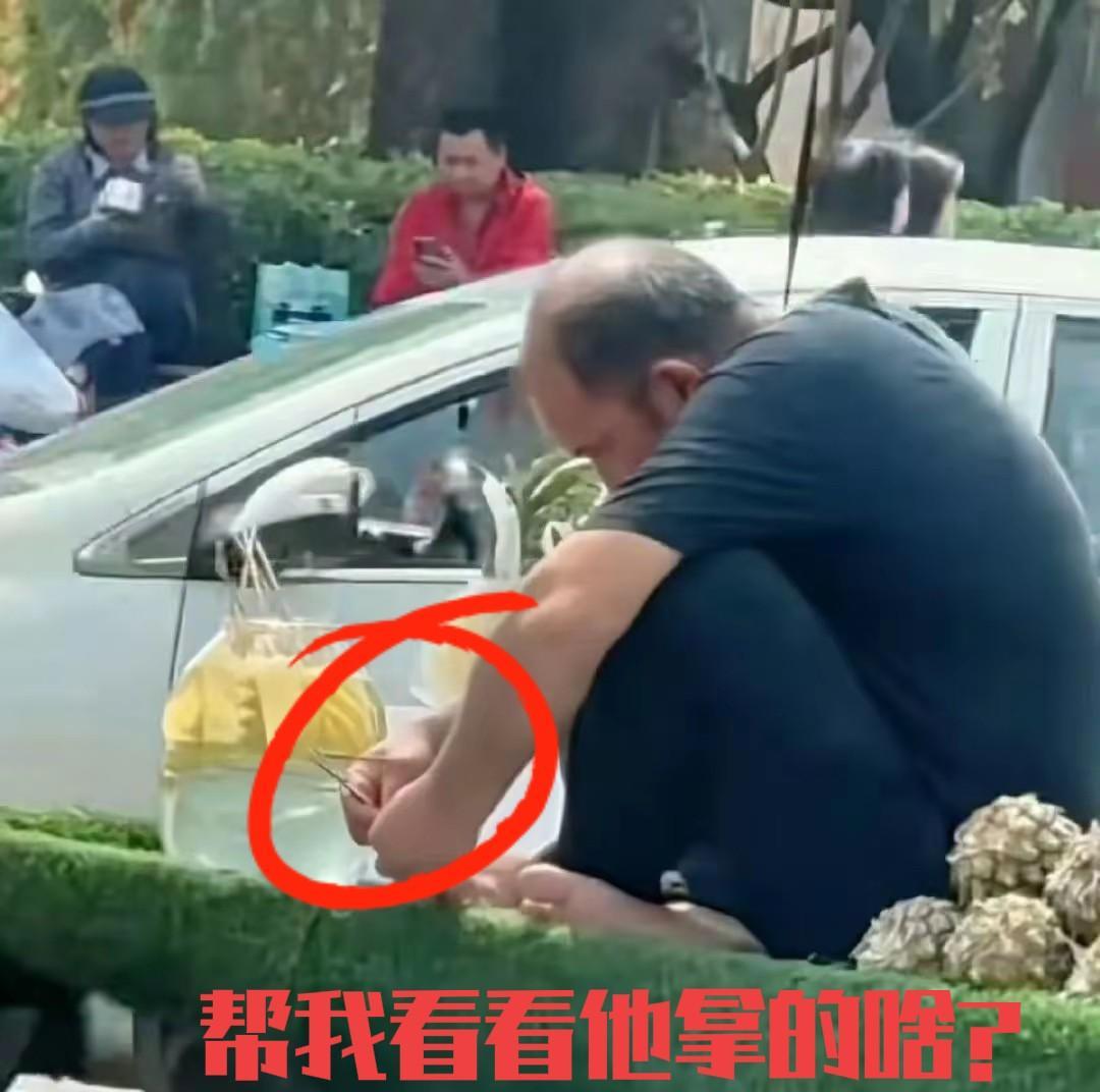 恐怕爱吃菠萝的人，刷到这个心态就崩了！看完真的不敢吃了……最近街边，削得光溜