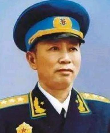 1952年，毛主席找刘亚楼谈论空军开支问题，突然毛主席对着刘亚楼表示道：“你给我