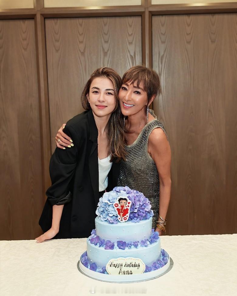 名媛上山诗钠前日（25日）是她61岁生日，除了有女儿Hilary为她庆生外，一众