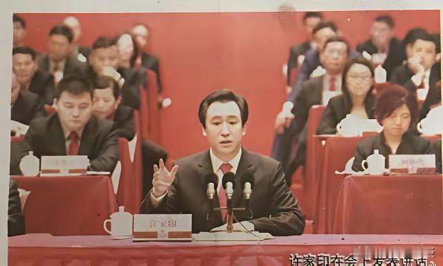 看看这两张老照片，以前的许家印，正式场合里撑得起场面，私下又能接得住地气。两种画