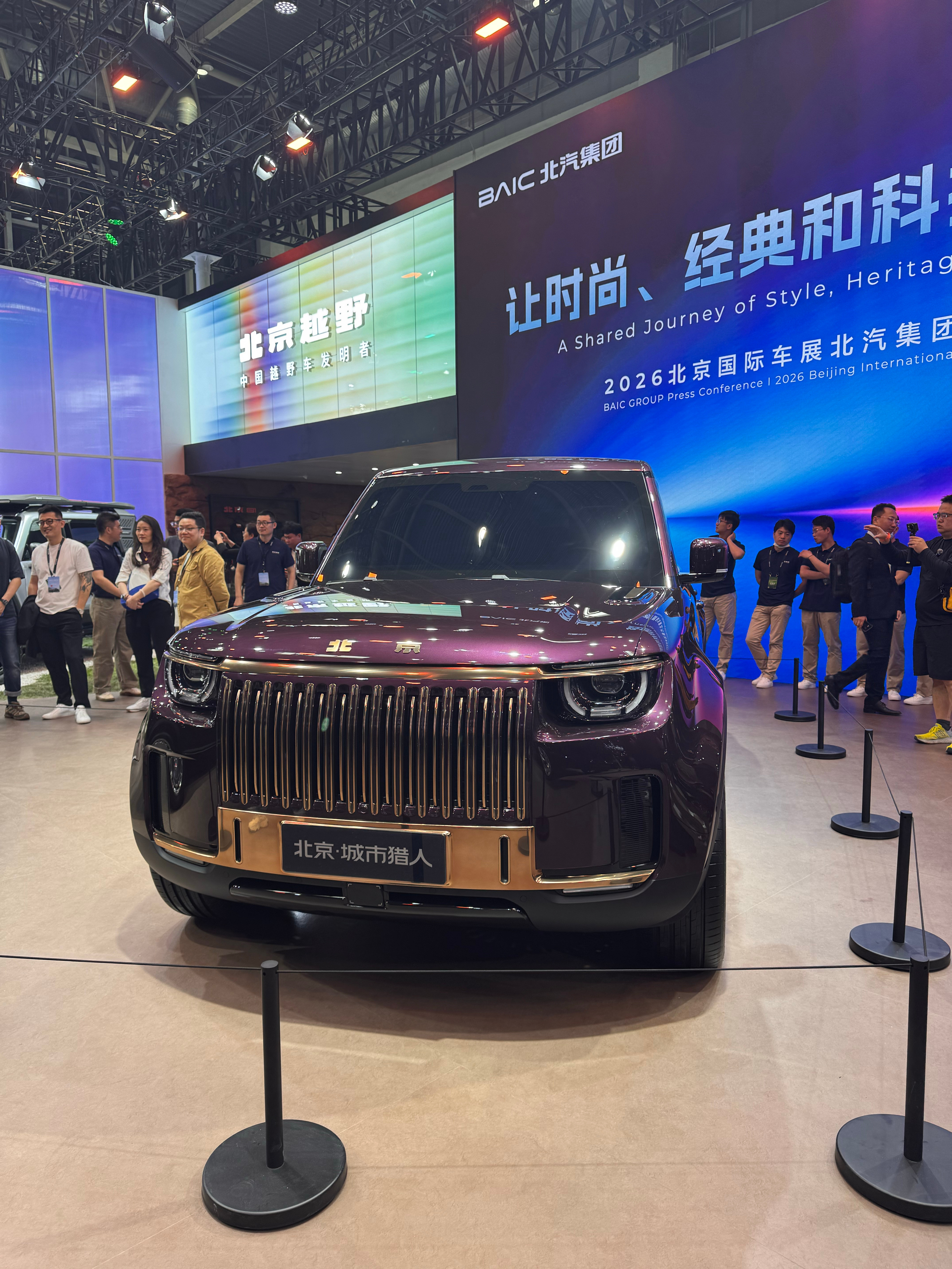 老外在这可劲研究呢我太自豪啦对面就是奔驰展台，还有辆更像新G的大G呢