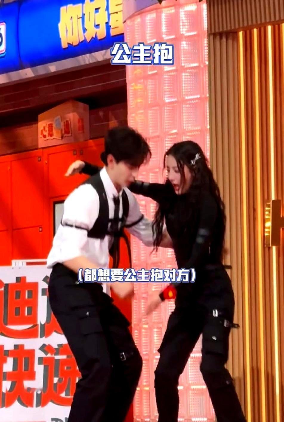 热巴在综艺里拒拥抱，火了。一句话：边界感，不是礼貌，是底线。这事儿没那么简单