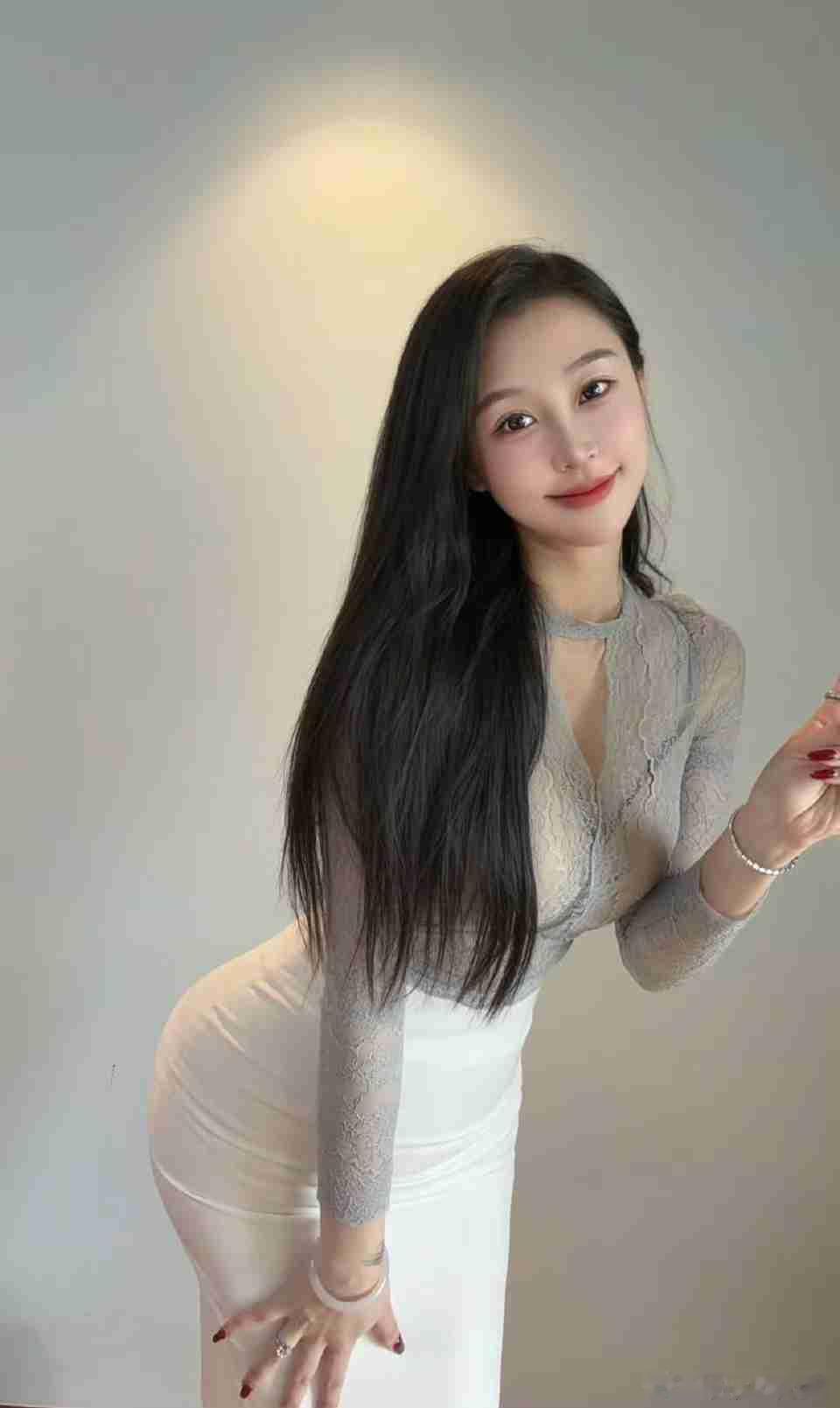 臭美的秦雪带定位晒今日生活我的今日状态：😁轻松愉快我这里的天气：☀️晴天