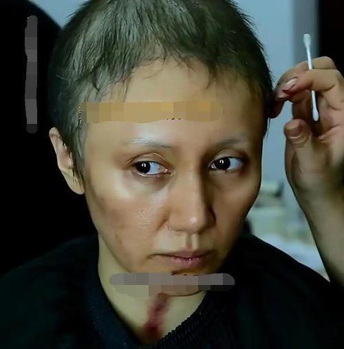 看到这张照片真的没认出这是袁泉，她素面朝天、头发稀疏凌乱，眼窝凹陷、眉毛剃淡、皮