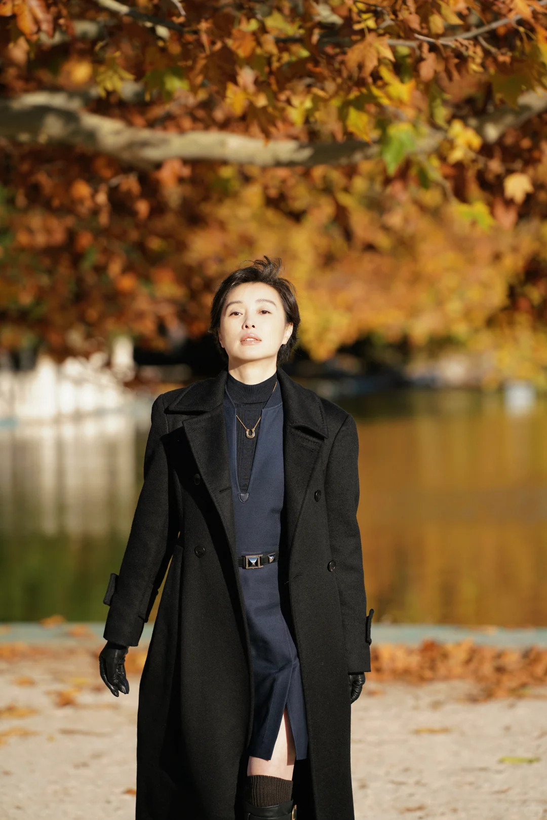 吴越的深秋大片，连眼角的鱼尾纹都很有魅力！
