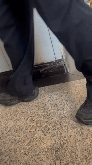 这是网友在医院里拍到的一名重刑犯来医院看病。他的腿上不只是戴了一副非常沉重的脚