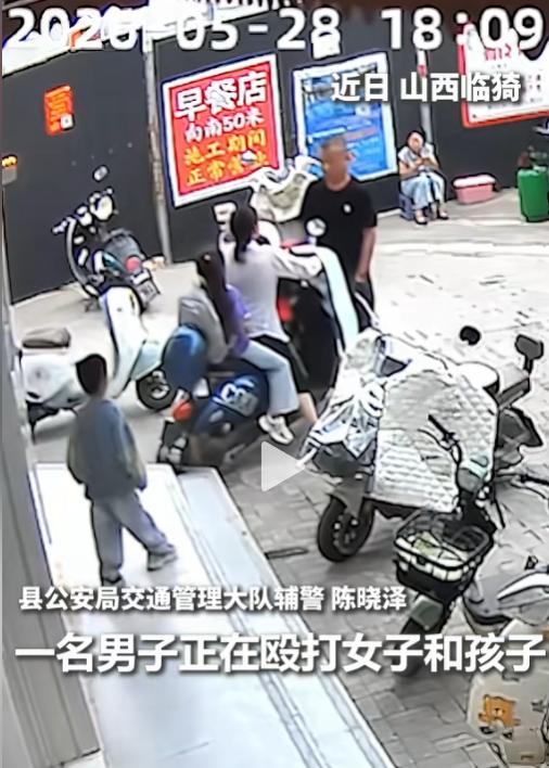 这才是人民的公仆！5月30日报道，山西临猗街头，一名男子竟当着路人的面，当众殴打