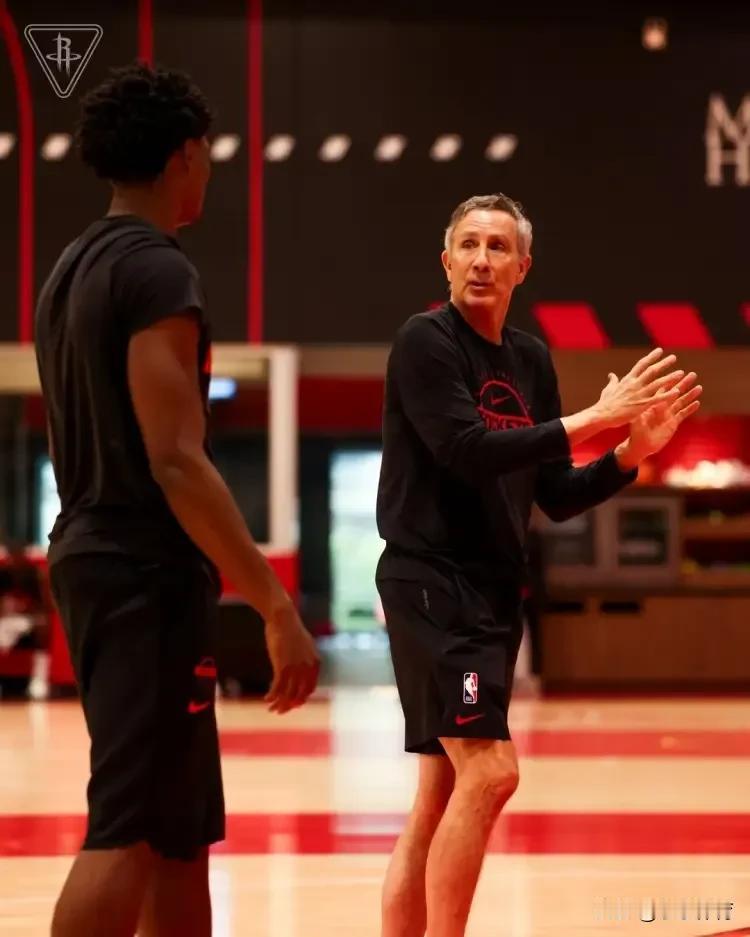 多名篮球专家看好阿门-汤普森可以练出投射近日，NBA多名篮球专家表示，看好阿门