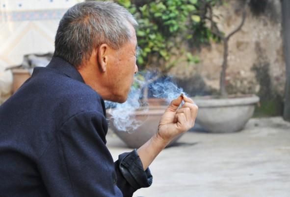 58岁老汉每天两包烟, 抽了30多年, 戒烟一年后离世!