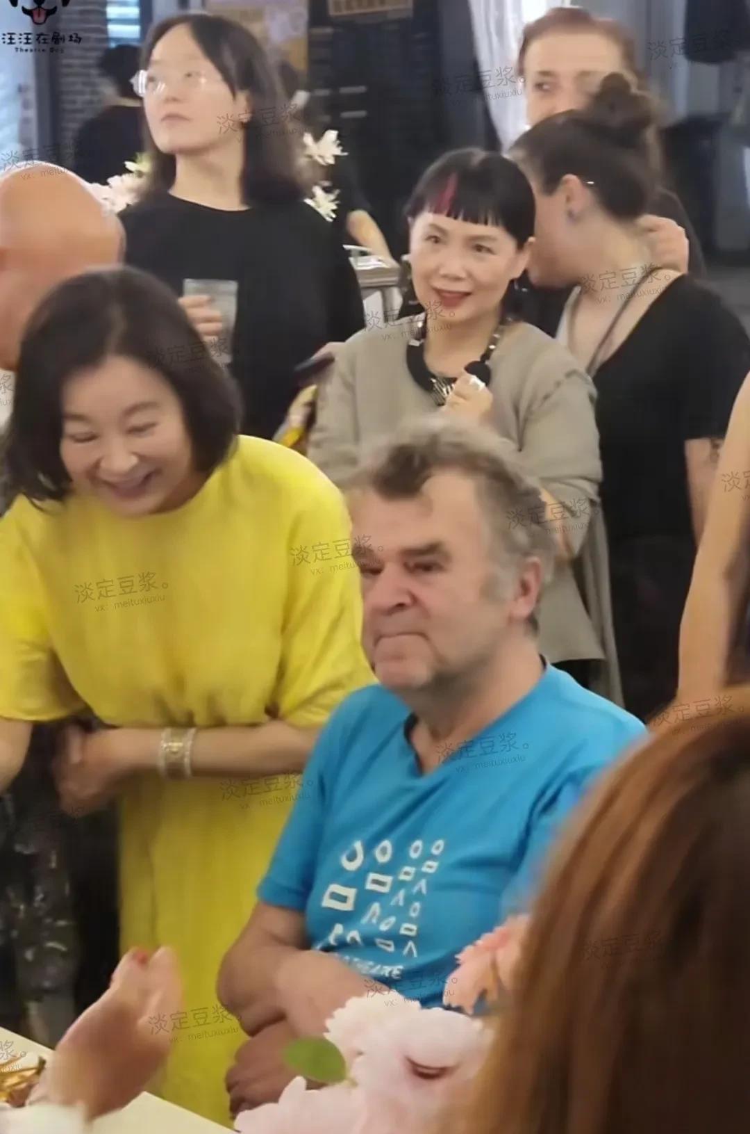 林青霞有点尴尬了。视频中，看林青霞对外国导演很热情，去给人家敬酒，这导演没理她