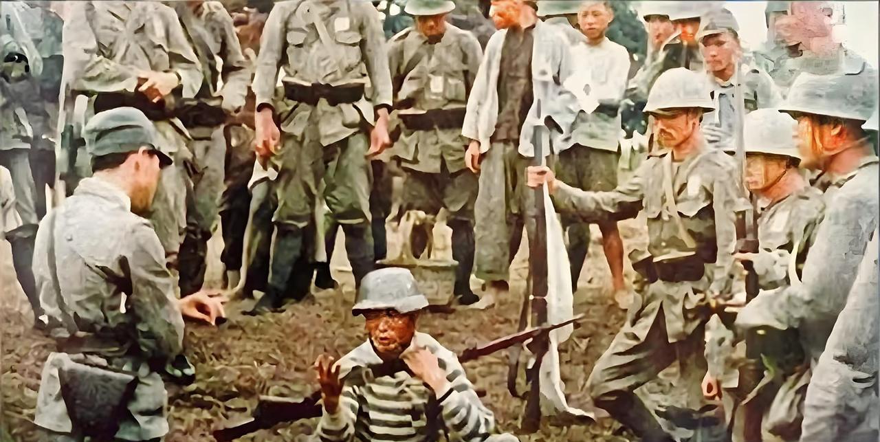 抗日战争时期，照片上，这是一名被日军俘虏的国军士兵。被俘时以一敌四，与日寇展开激