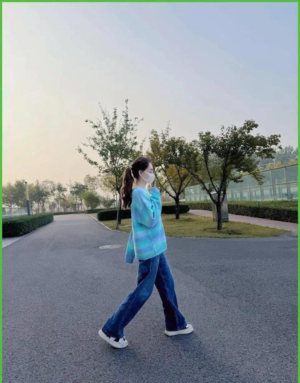 49岁李小冉剪短发穿薄荷绿毛衣大步走，网友看傻眼：这哪像年近半百的人啊？