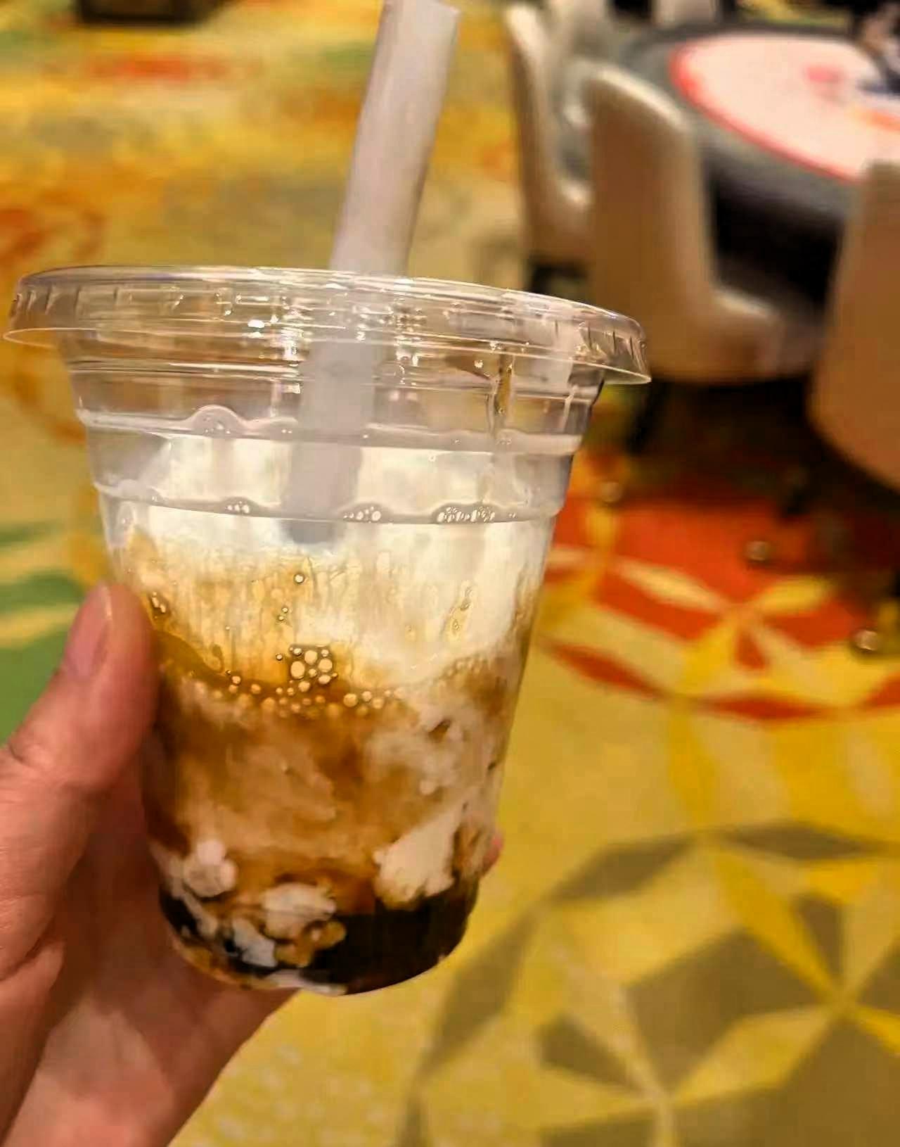 澳门一名女子因为多次进出娱乐场所，被安保人员留意上了，盘问后才发现，她的目的竟然