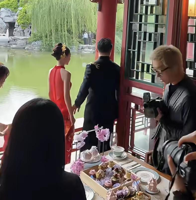 汪小菲和马筱梅的这个婚礼真的挺有北京特色，在类似苏州园林的园子里设宴，大家聚在一